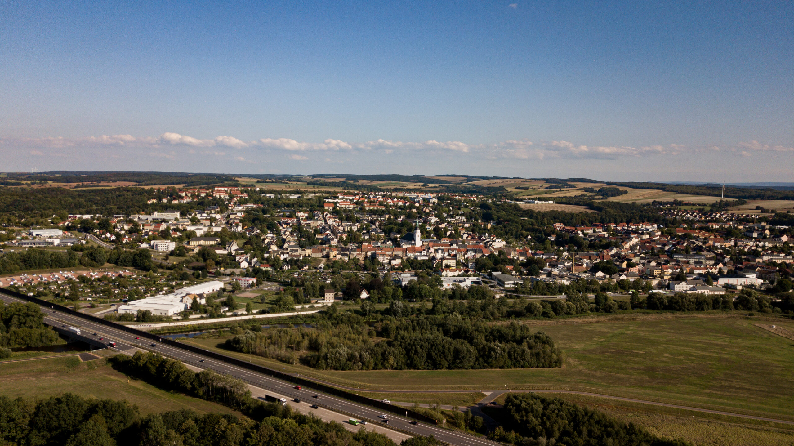 Weite Luftaufnahme von Frankenberg im Abendlicht